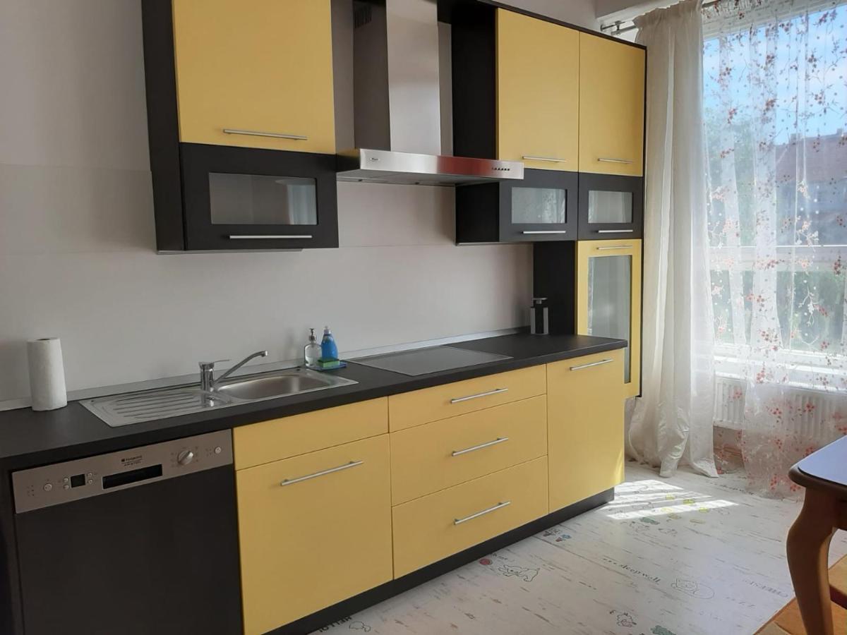 Zluty Apartman A6 V Chomutove Apartment Ngoại thất bức ảnh